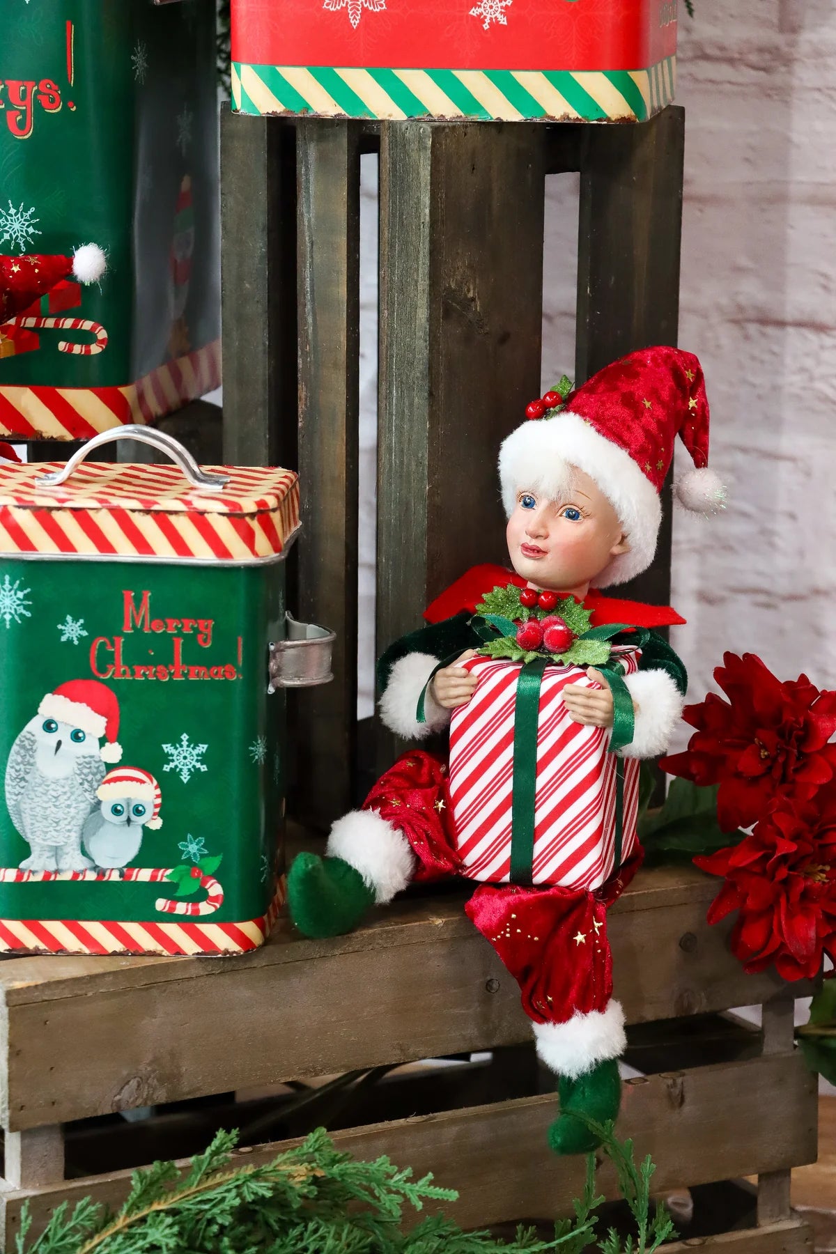 CHRISTMAS ELF WITH GIFT 21CM