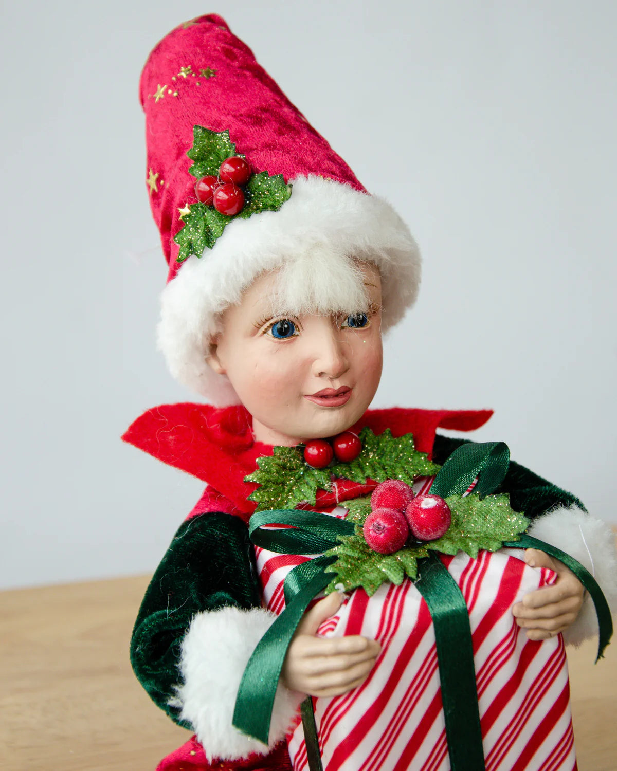 CHRISTMAS ELF WITH GIFT 21CM