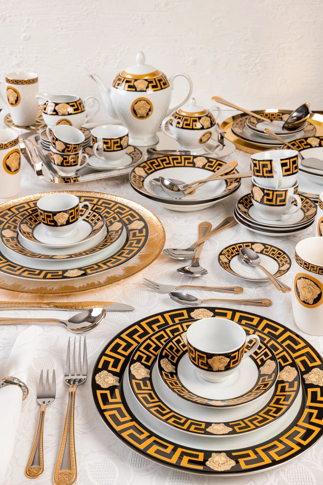 La Medusa Style Luxe Designer Inspired Black And Gold 20 Piece Dinner Set